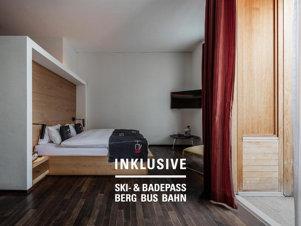 Postel nebo postele na pokoji v ubytování Hotel Belvedere Scuol