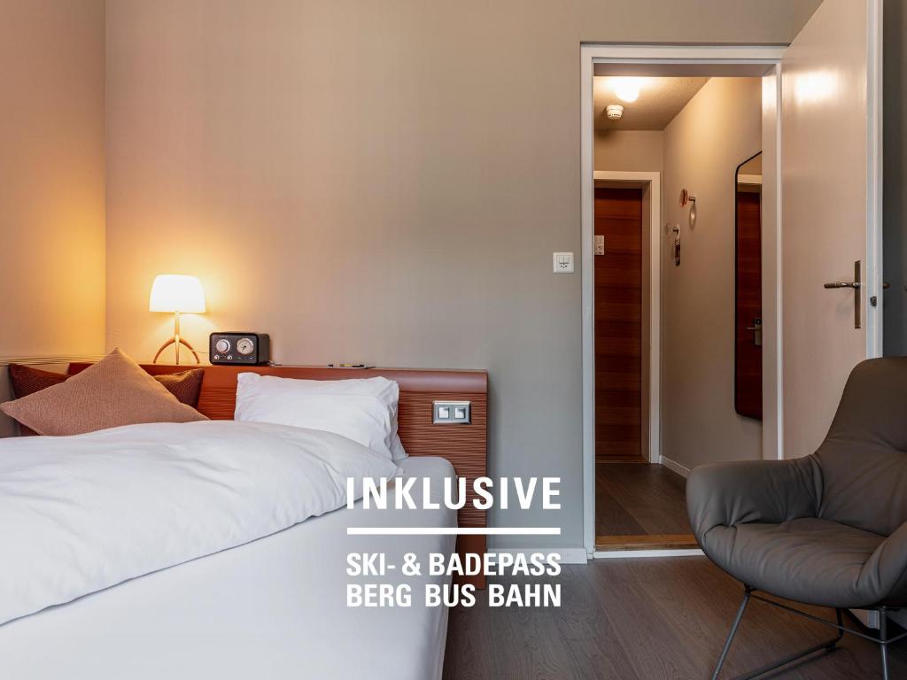 Postel nebo postele na pokoji v ubytování Hotel Belvedere Scuol