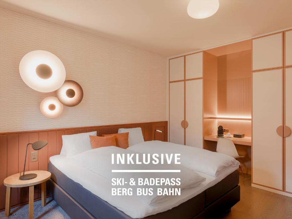 Postel nebo postele na pokoji v ubytování Hotel Belvedere Scuol
