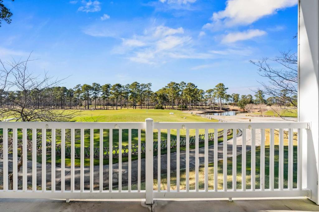 einen weißen Zaun mit Parkblick in der Unterkunft World Tour Golf Resort 206 in Myrtle Beach