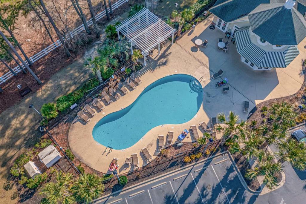 eine Draufsicht auf einen Swimmingpool in einem Resort in der Unterkunft World Tour Golf Resort 206 in Myrtle Beach