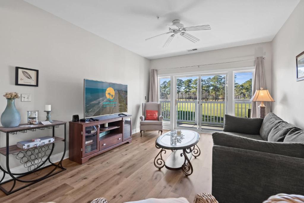ein Wohnzimmer mit Couch und Fernseher in der Unterkunft World Tour Golf Resort 206 in Myrtle Beach