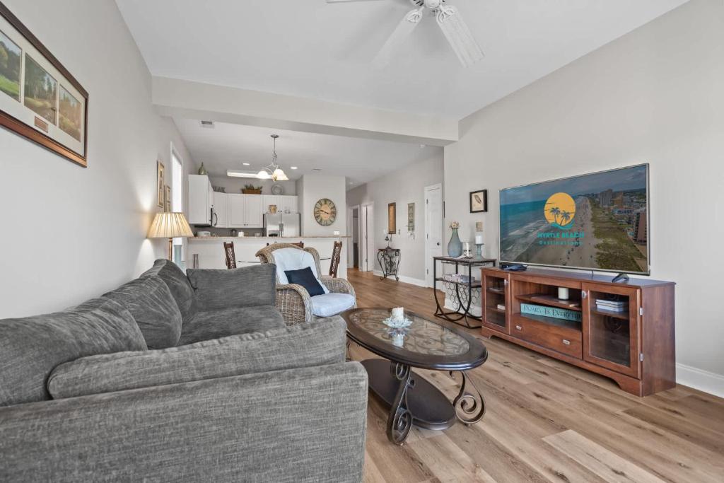 ein Wohnzimmer mit Couch und Fernseher in der Unterkunft World Tour Golf Resort 206 in Myrtle Beach