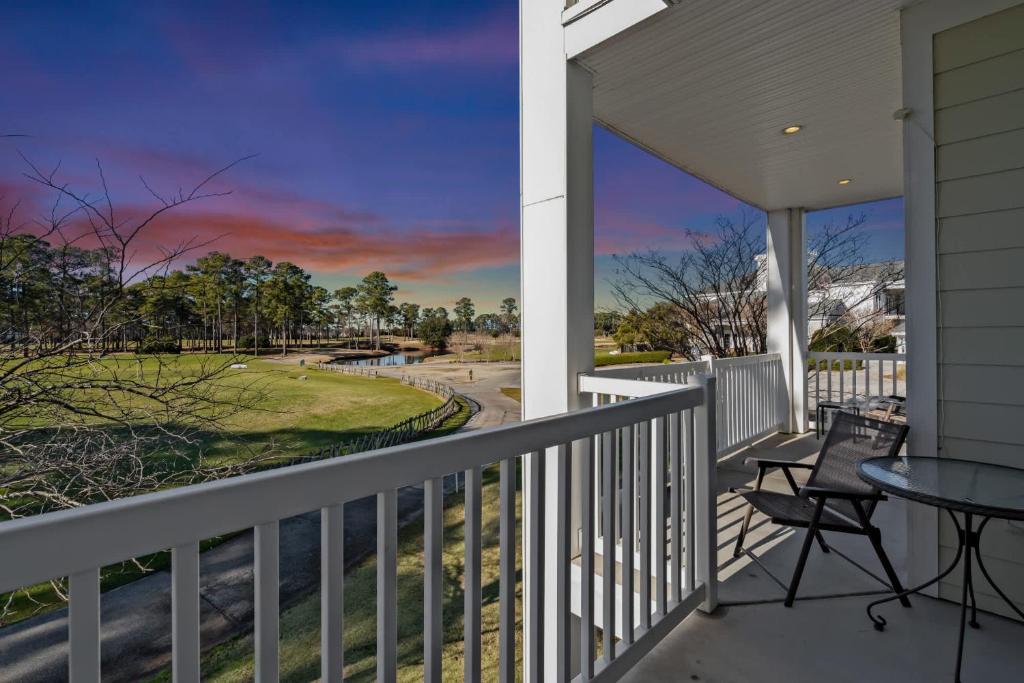 Ein Balkon oder eine Terrasse in der Unterkunft World Tour Golf Resort 206