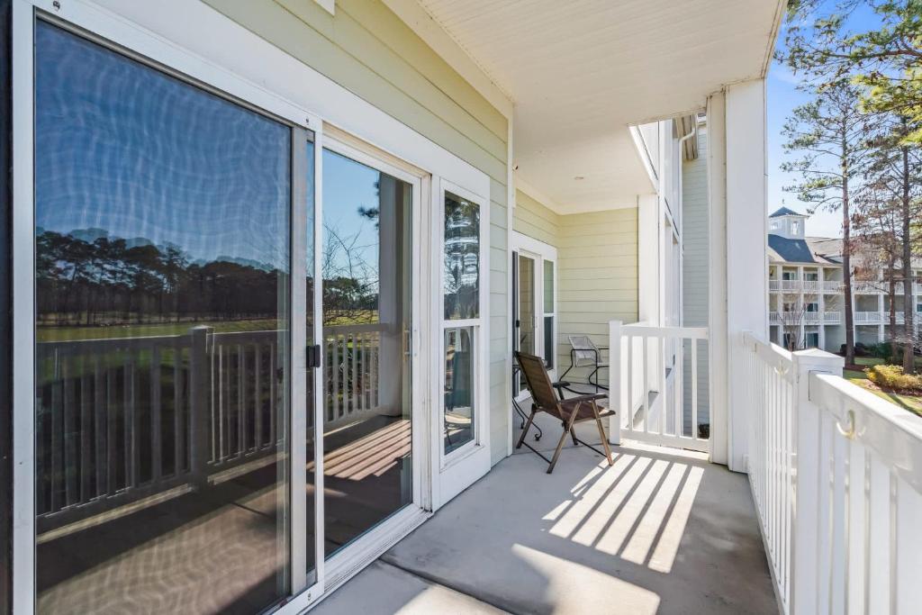 Ein Balkon oder eine Terrasse in der Unterkunft World Tour Golf Resort 206