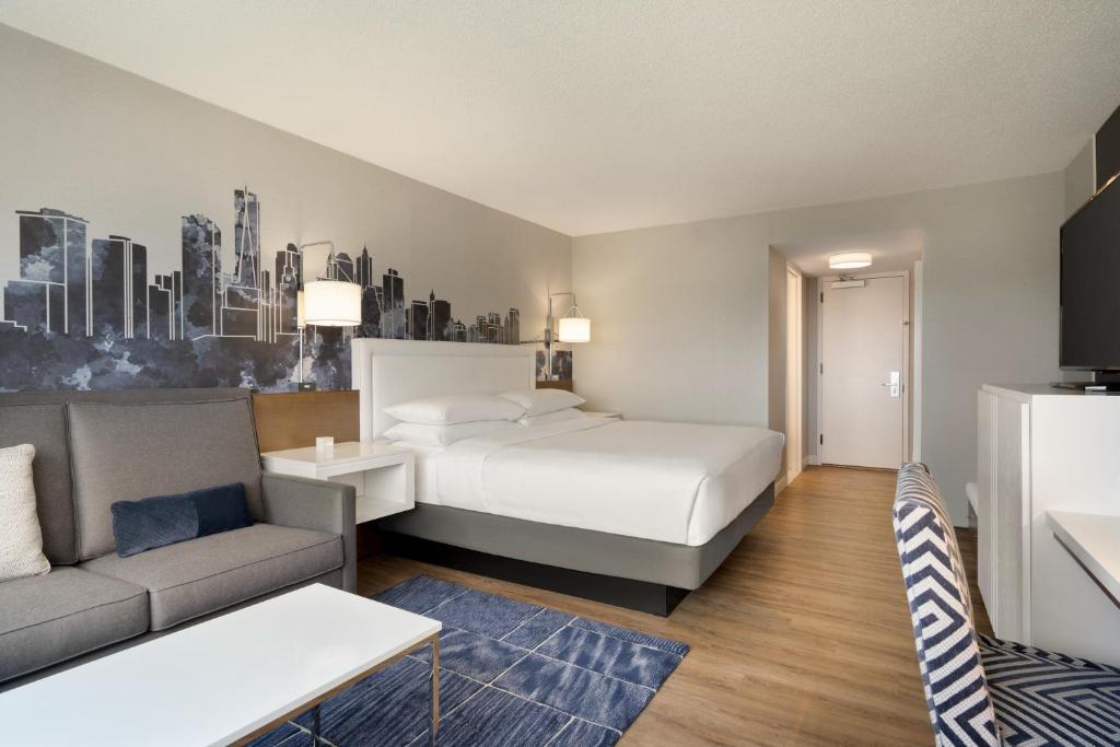 The Park Hotel at Meadowlands - King Room With Sofa Bed - Non-Smoking