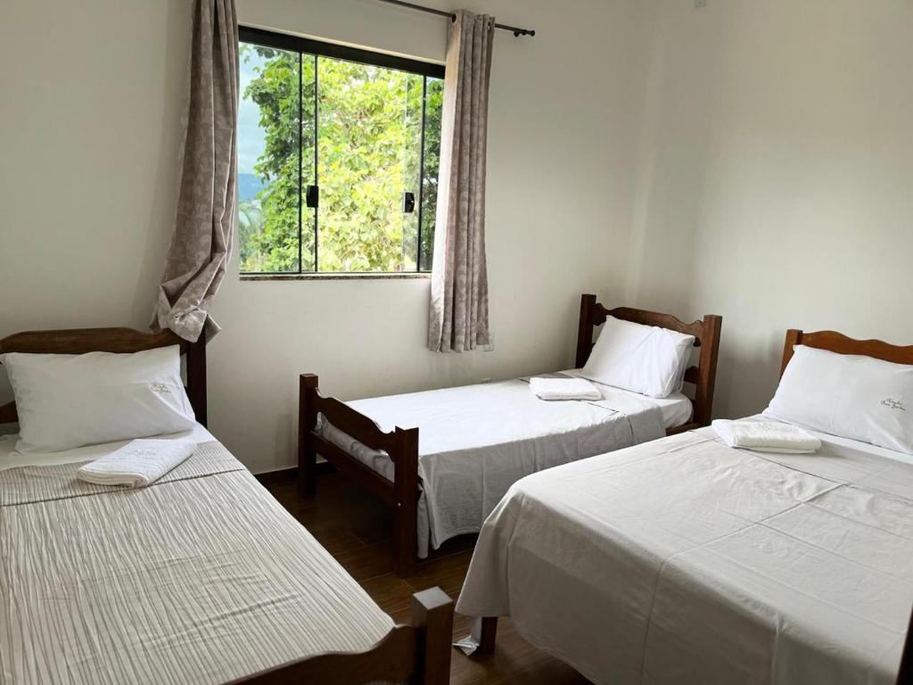 Postel nebo postele na pokoji v ubytování Casa com piscina vista para lago, 03 quartos confortáveis