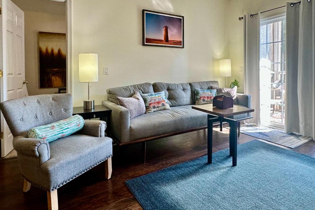 The PlantationsにあるCreekwood --- 200 Pebble Dr, Unit #213のソファと椅子のあるリビングルーム