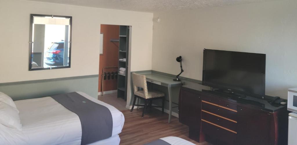 TV a/nebo společenská místnost v ubytování Sage Motel