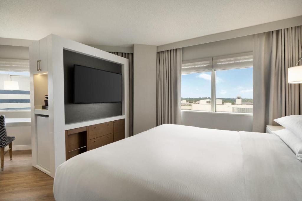 The Park Hotel at Meadowlands - Corner King Room With Skyline View