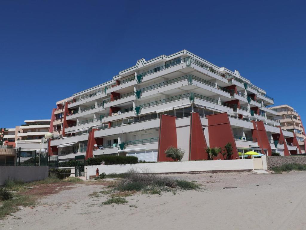 un grand immeuble situé sur la plage, à côté du sable dans l'établissement 2 pièces avec terrasse 16m² et vue mer - FR-1-472A-224, à Sète