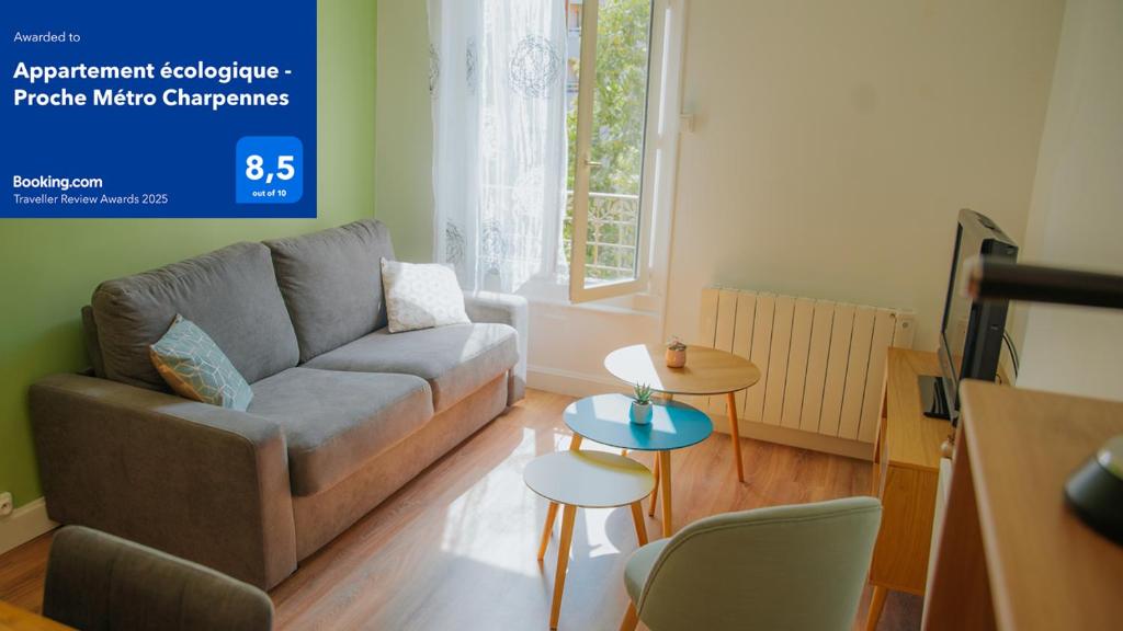 un salon avec un canapé et une table dans l'établissement Appartement écologique - Proche Métro Charpennes, à Villeurbanne
