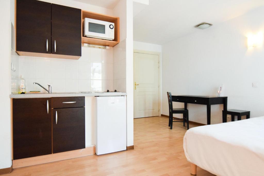 Kuchyň nebo kuchyňský kout v ubytování Residhotel Mulhouse Centre