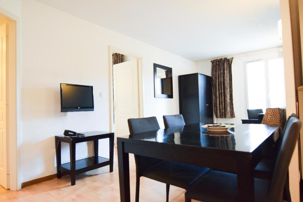 TV a/nebo společenská místnost v ubytování Residhotel Mulhouse Centre
