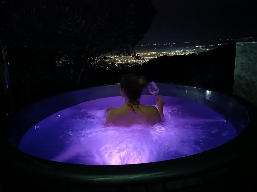 Eine Frau in einer lila Badewanne nachts in der Unterkunft Sombrerocordobe in Córdoba