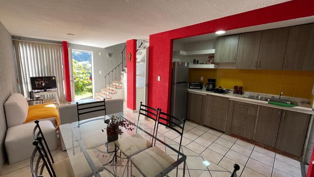 eine Küche mit einem Glastisch in einem Zimmer in der Unterkunft Casa en Cuernavaca Casa Luz in Cuernavaca