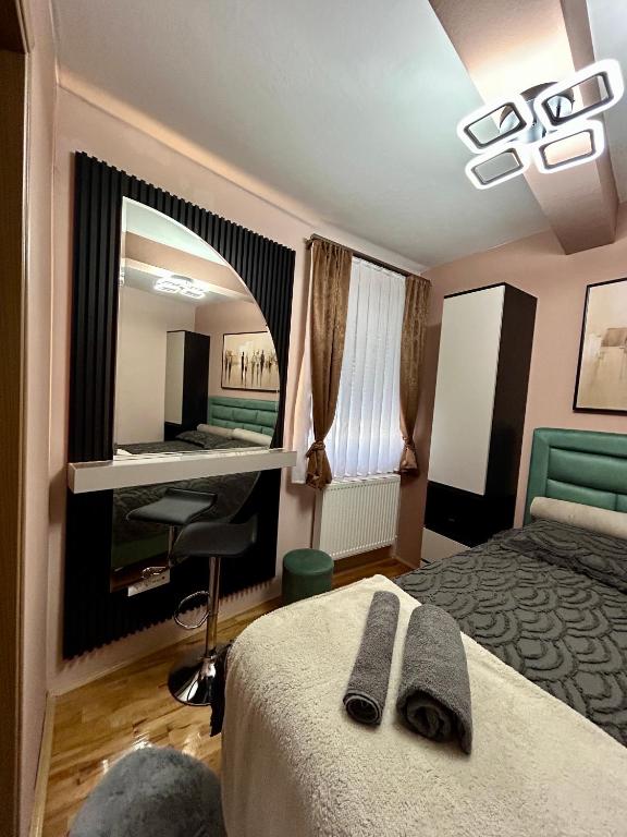 Postel nebo postele na pokoji v ubytování KARENJINA Apartmani
