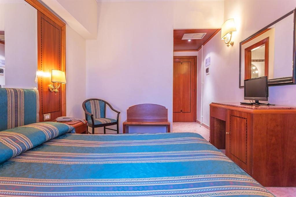 Postel nebo postele na pokoji v ubytování Raeli Hotel Lux