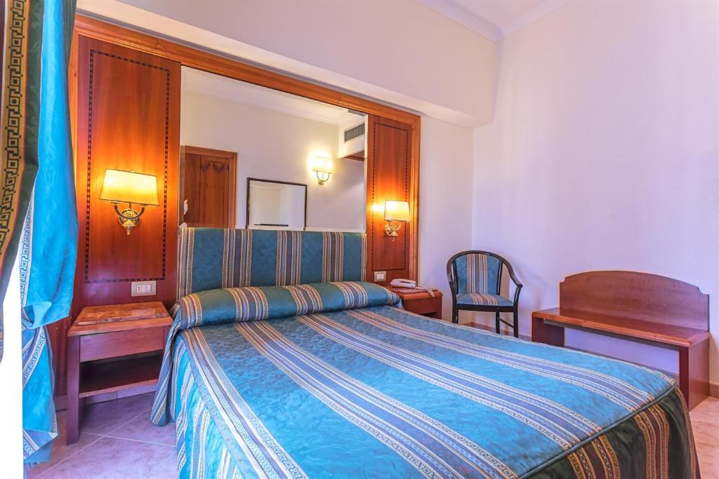 Postel nebo postele na pokoji v ubytování Raeli Hotel Lux