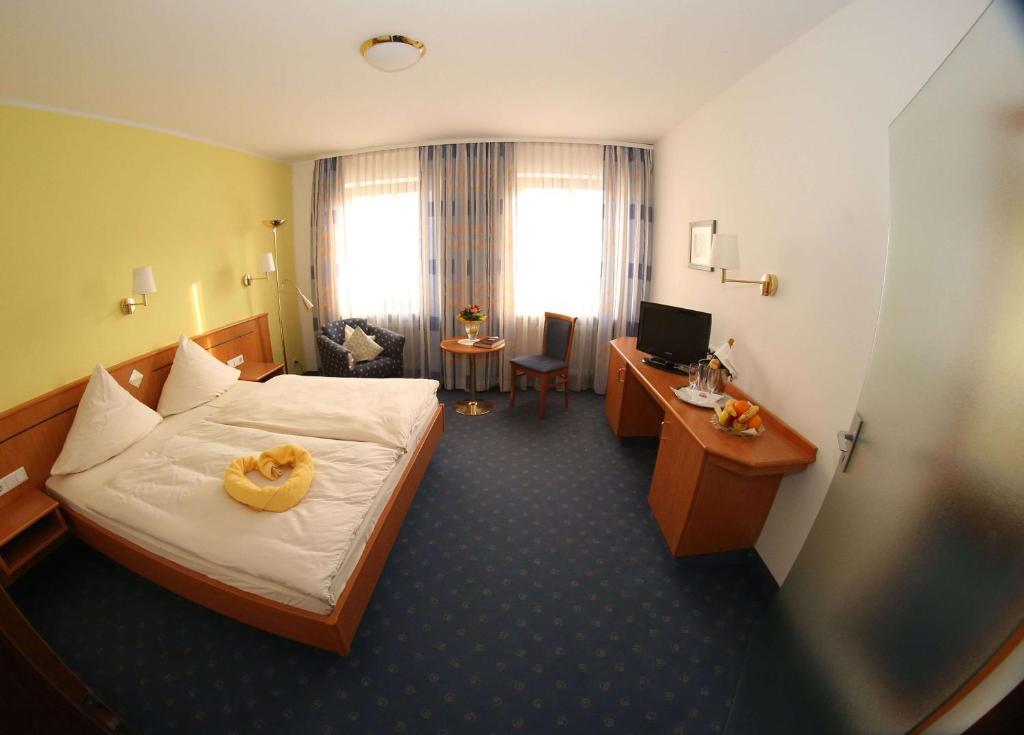 Postel nebo postele na pokoji v ubytování Hotel-Landgasthof Schuster