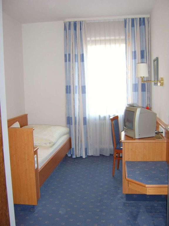 Postel nebo postele na pokoji v ubytování Hotel-Landgasthof Schuster