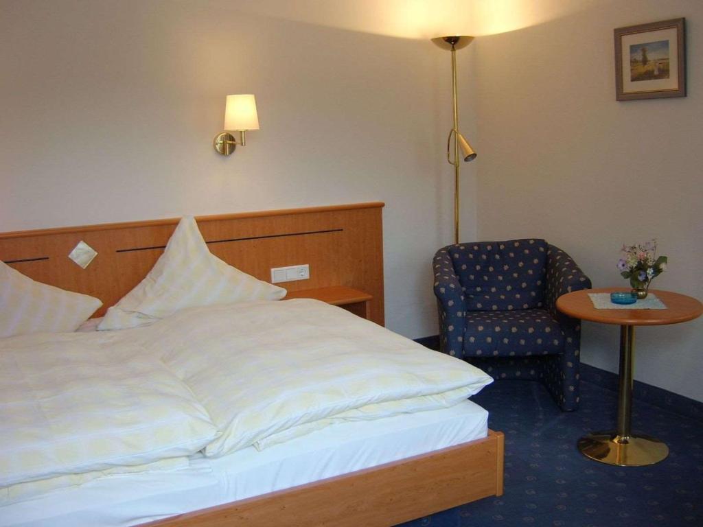 Postel nebo postele na pokoji v ubytování Hotel-Landgasthof Schuster