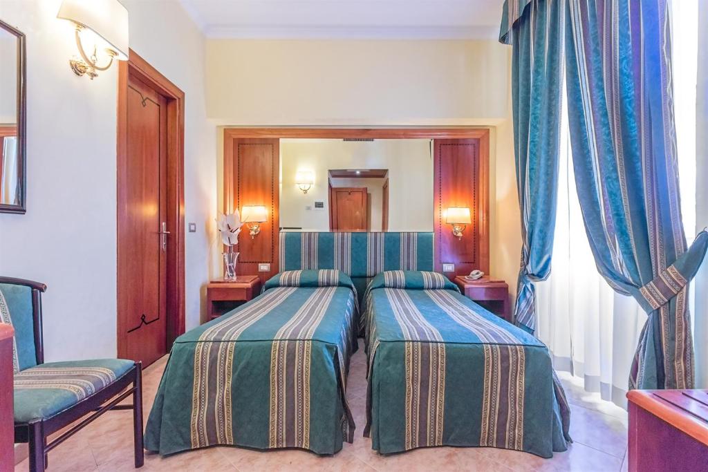 Postel nebo postele na pokoji v ubytování Raeli Hotel Lux