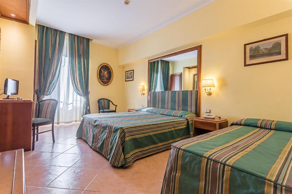 Postel nebo postele na pokoji v ubytování Raeli Hotel Lux