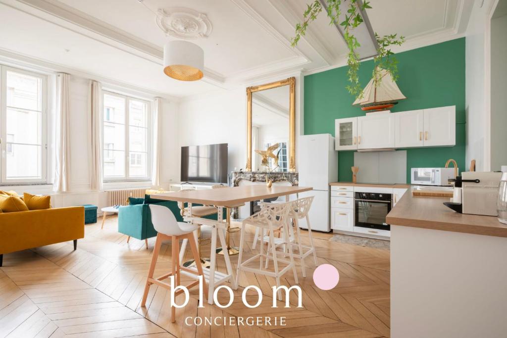 une cuisine et une salle à manger avec une table et des chaises dans l'établissement Le grand luxueux des Carmes appartement neuf de grand standing, à Nancy