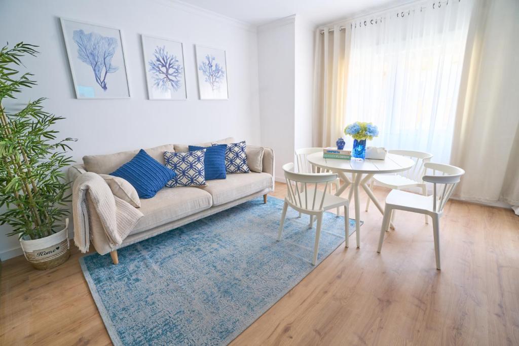 Posezení v ubytování Beautiful NEW Apartment Near The Beach