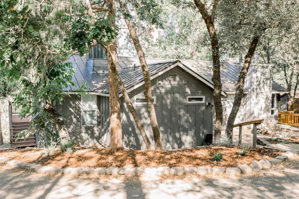 un garaje con árboles frente a una casa en Casita- Lake Area Free Night Special, en Bass Lake