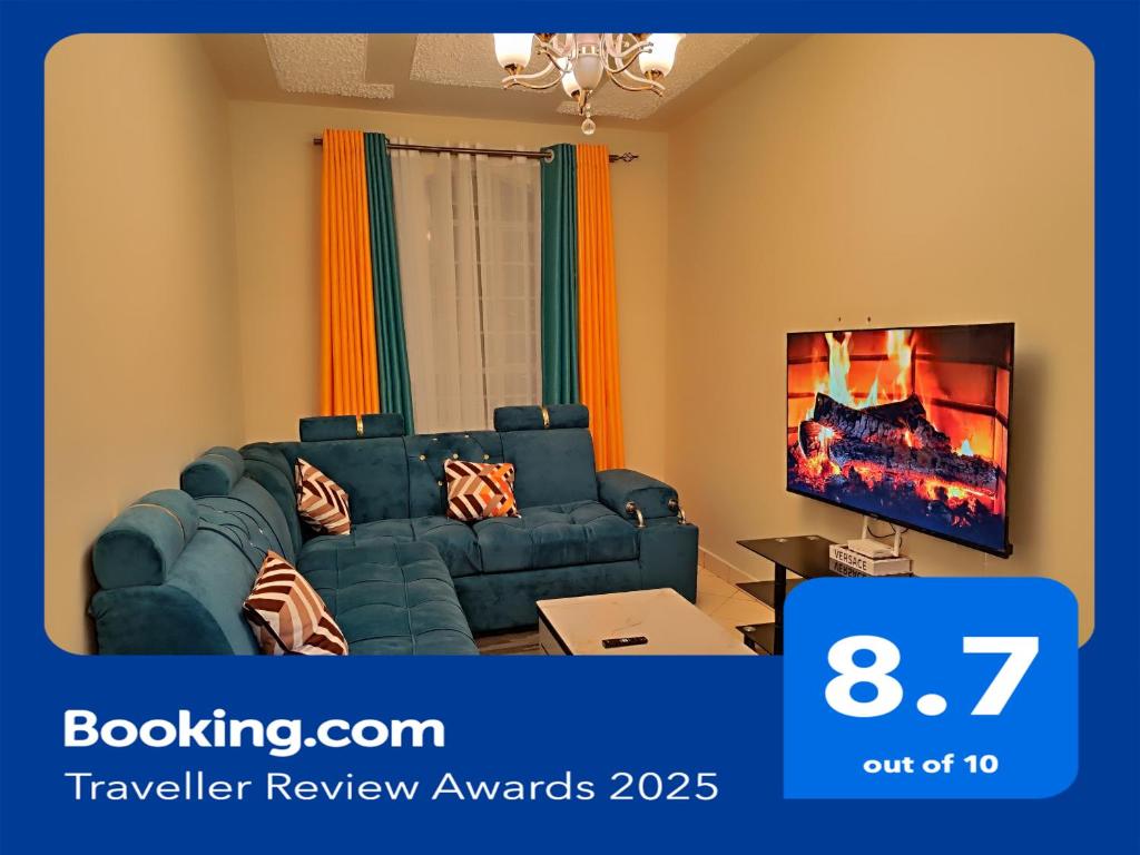 KikuyuRomantic 1Bedroom Gateway in Kinoo的带沙发和电视的客厅