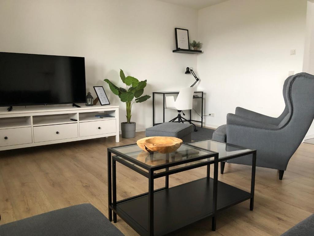 TV a/nebo společenská místnost v ubytování Ferienwohnung "Apartment Paul" Eppelborn - Stilvolles Apartment mit Terrasse, Parkplatz & zentrale Lage