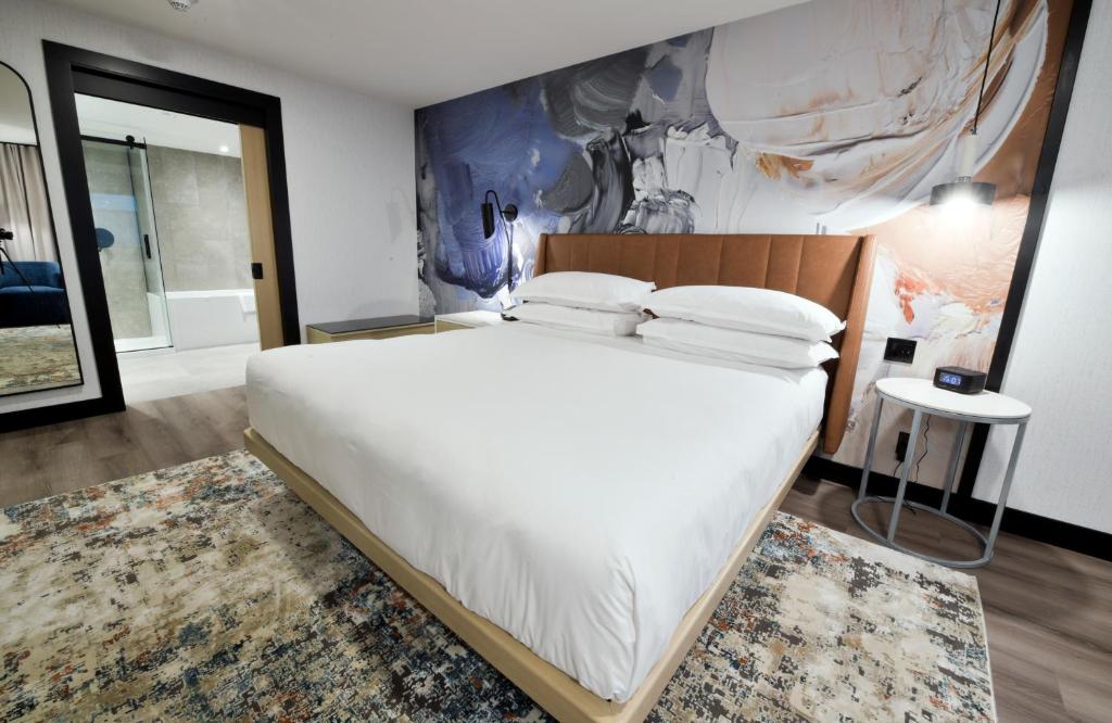 Postel nebo postele na pokoji v ubytování Sheraton Laval Hotel