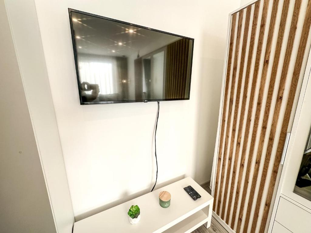 TV a/nebo společenská místnost v ubytování Palace City Apartman,T8, AC, Klima
