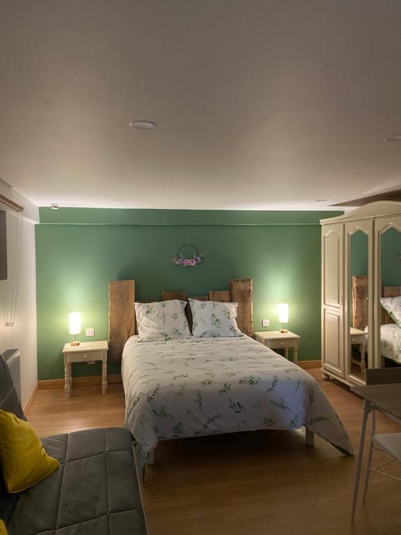 Postel nebo postele na pokoji v ubytování Chambre au vert