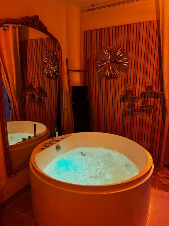 une salle de bain avec une baignoire, des toilettes et un lavabo dans l'établissement Chambre d'hôte SPA, à Limeil-Brévannes