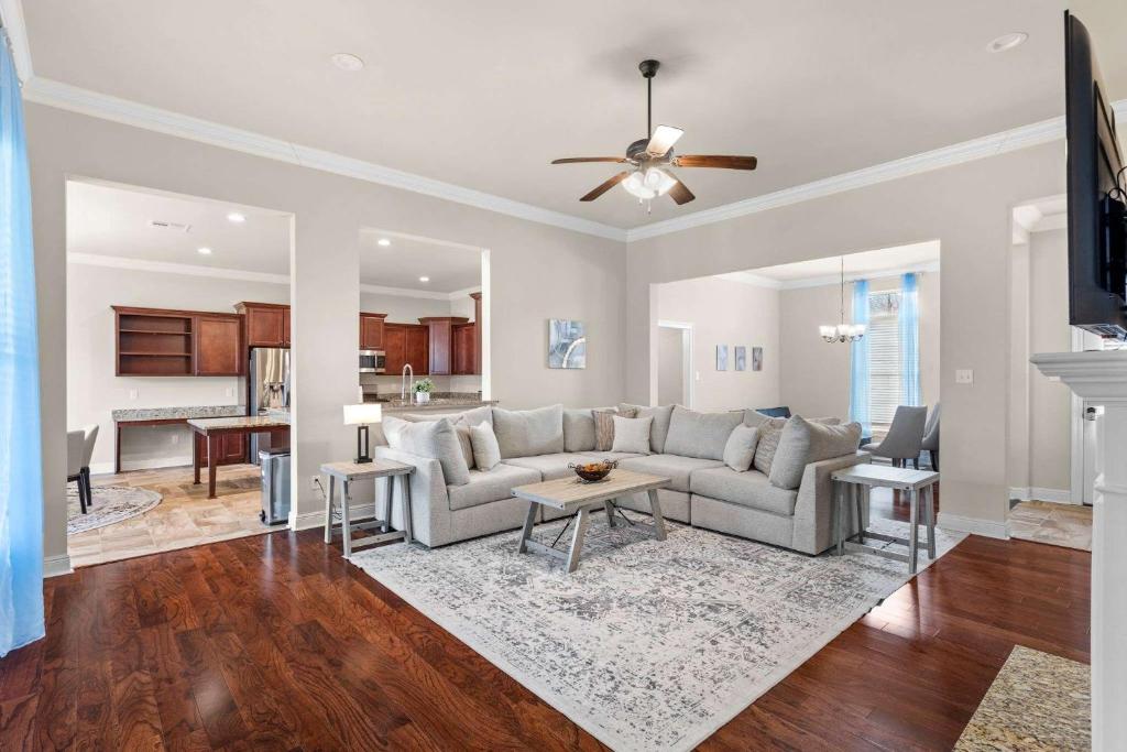 TV a/nebo společenská místnost v ubytování 4 Bedroom Family Home in Lake Charles La