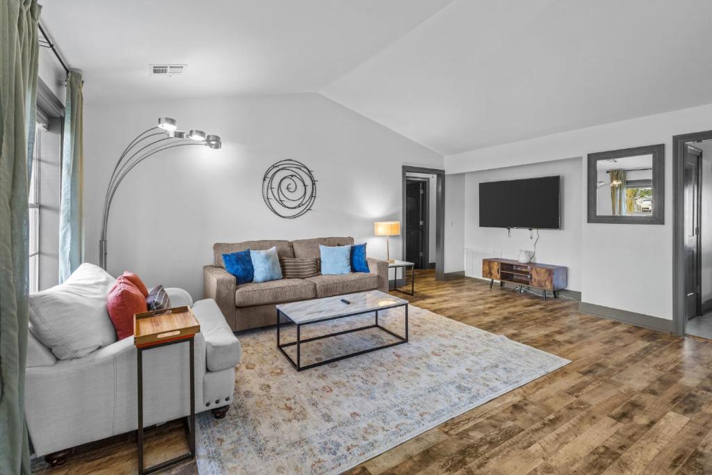 ein Wohnzimmer mit Couch und Fernseher in der Unterkunft 3 Bedroom Family Home in Lake Charles La in Lake Charles