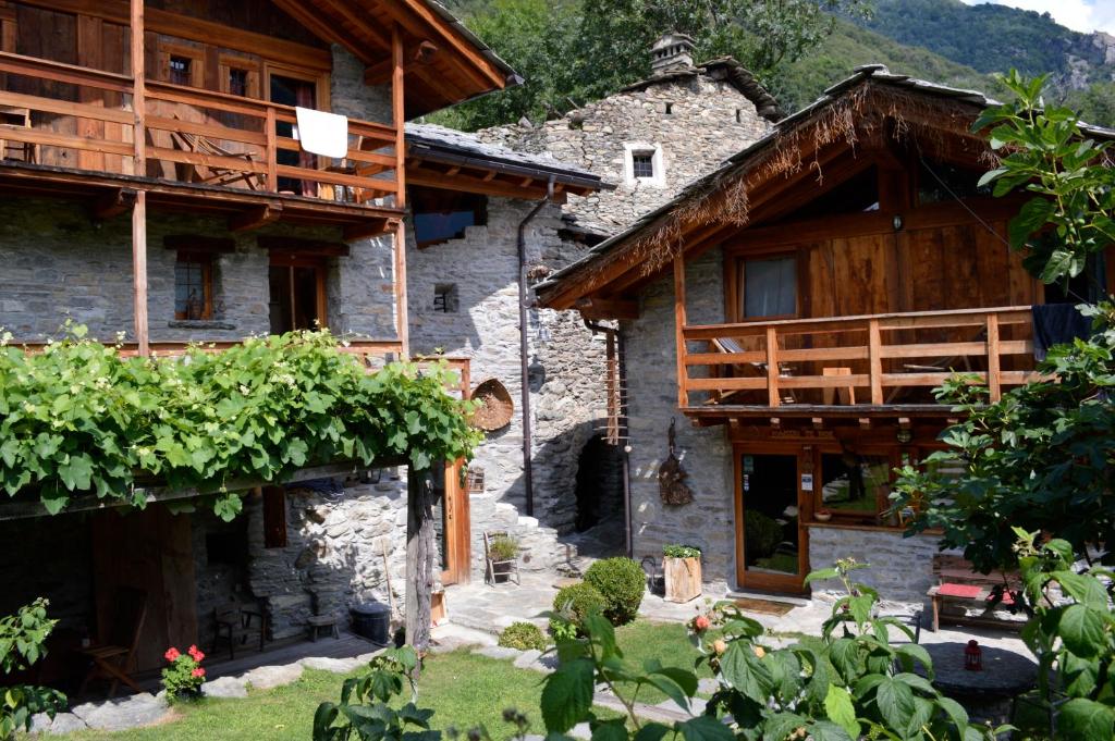 a house in the mountains with a yard at Maison de Noé in Arnad