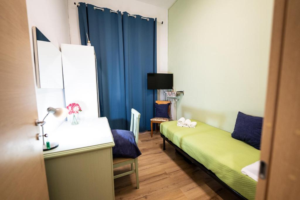 Telewizja i/lub zestaw kina domowego w obiekcie home Joséphine, a due passi dalla Reggia