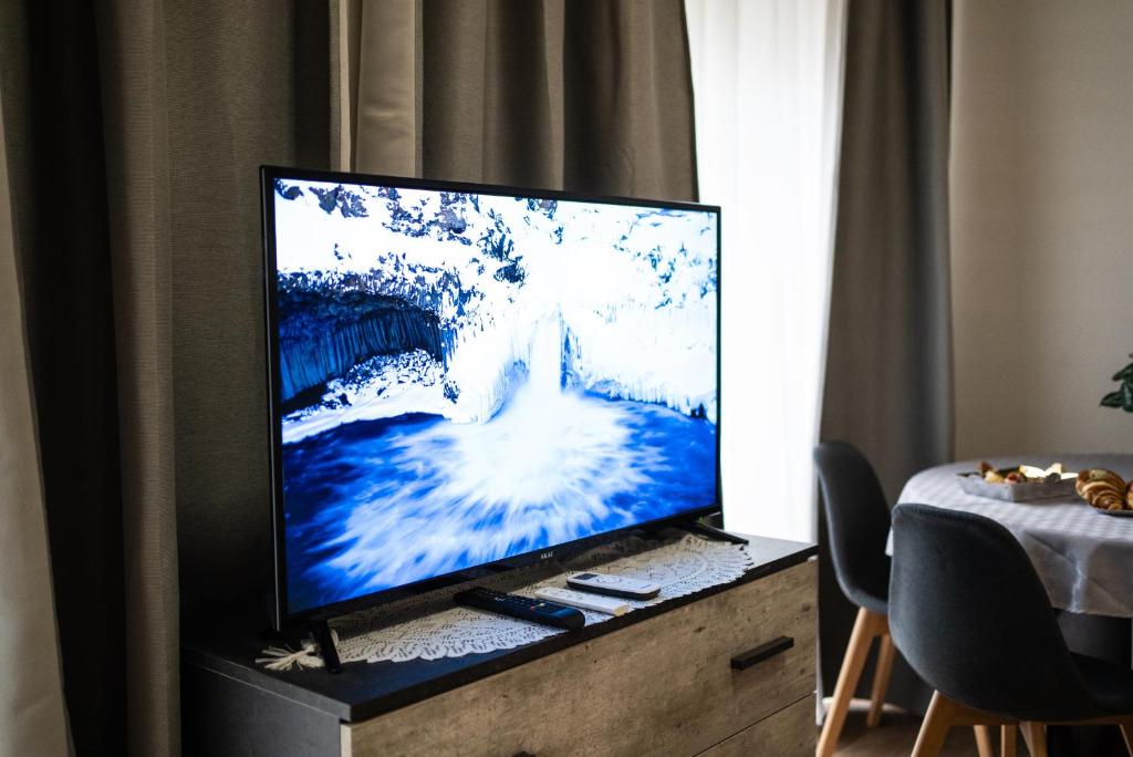 Telewizja i/lub zestaw kina domowego w obiekcie home Joséphine, a due passi dalla Reggia