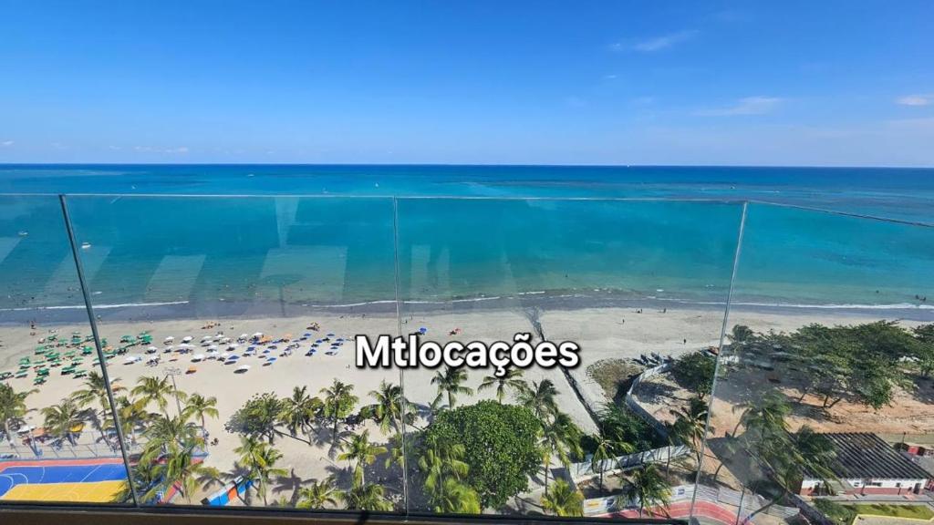 una vista della spiaggia dal balcone di un resort di Studio New Time 1212 a Maceió