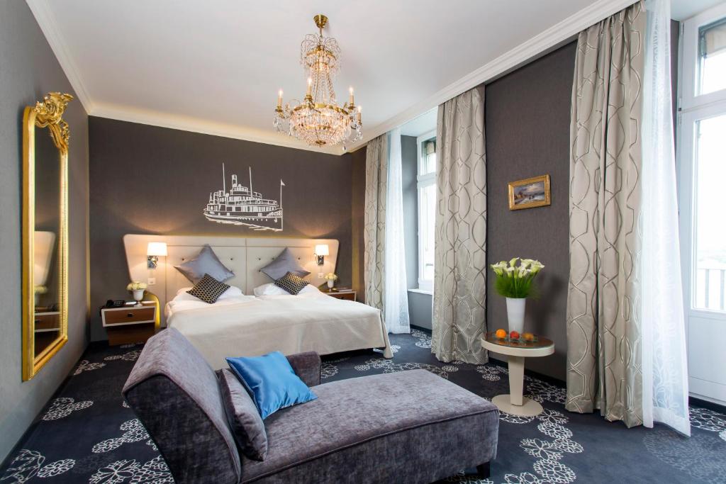 Postel nebo postele na pokoji v ubytování Hotel Schweizerhof Luzern