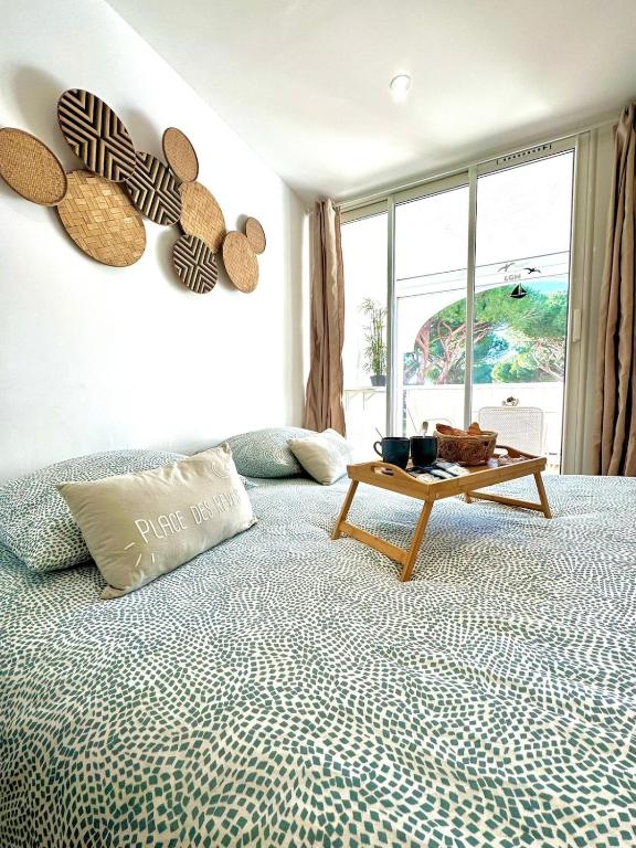 - une chambre avec un lit et une table dans l'établissement Le Grand Bleu-Parking privé-Climatisation-Proche ponant, à La Grande Motte