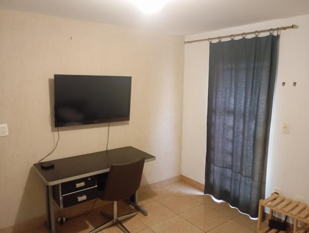 Μια τηλεόραση ή/και κέντρο ψυχαγωγίας στο Linda kitnet