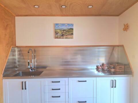 Kuchyň nebo kuchyňský kout v ubytování The Distillery- Lavender Farm Studio apartment