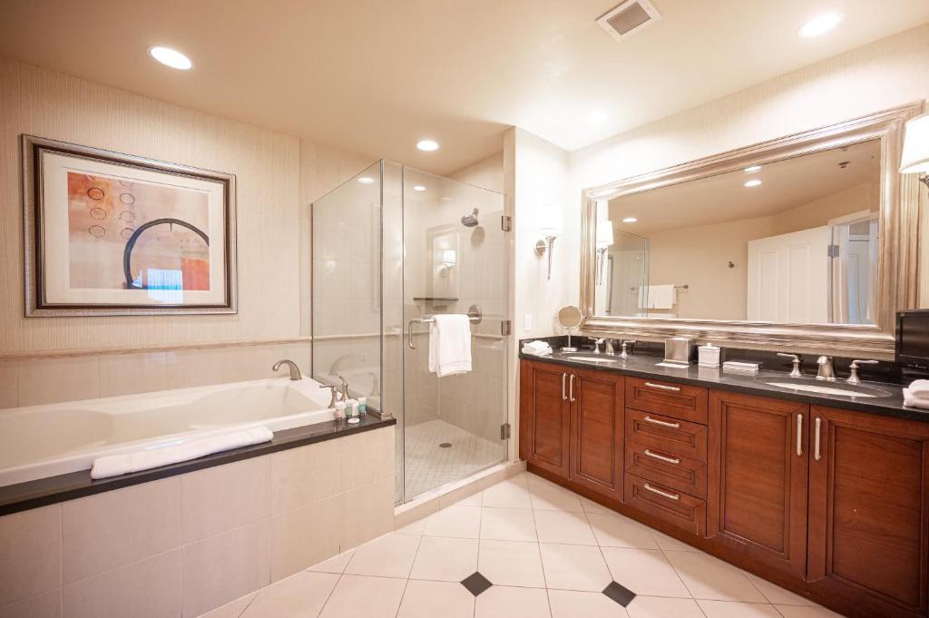 No Resort Fee Strip View Balcony+ Valet Parking photo
