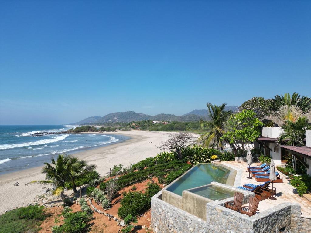 una vista de la playa desde una villa en Casa Punta Ballena, en Troncones