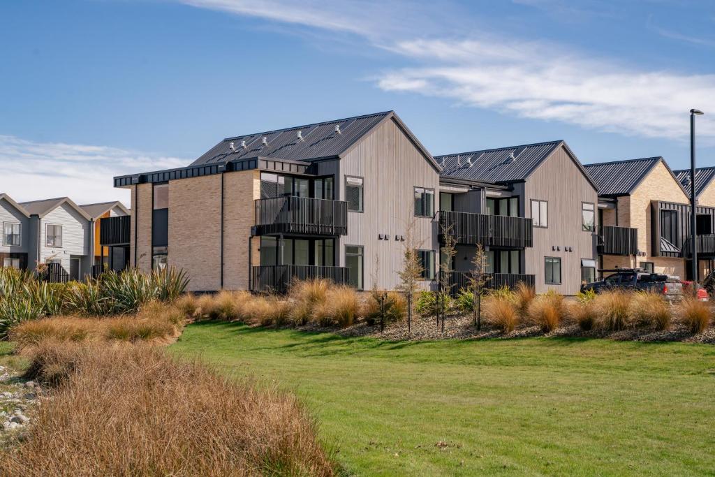 une rangée de maisons dans un quartier résidentiel dans l'établissement Stylish & Modern Wanaka Townhouse - Your Dream Holiday Awaits, à Wanaka